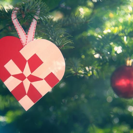 Billedet viser et flettet julehjerte på et juletræ