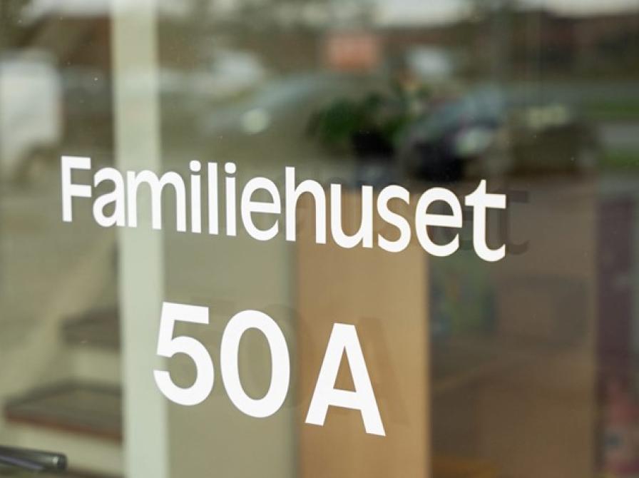 Billede af vindue med teksten Familiehuset