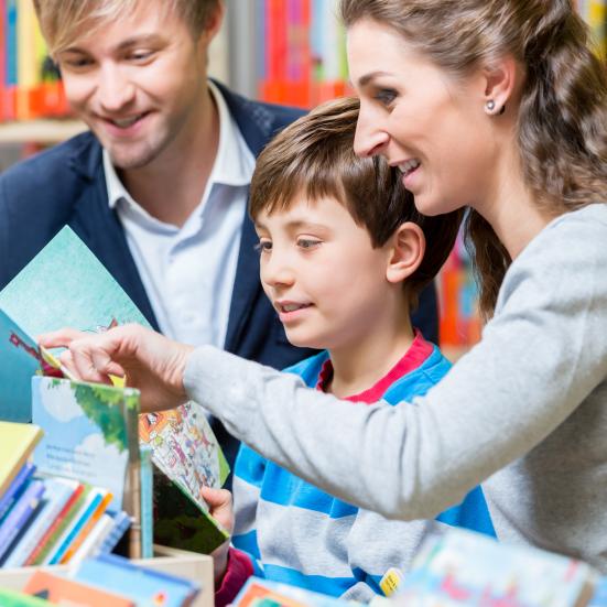 Billedet viser en familie på et bibliotek