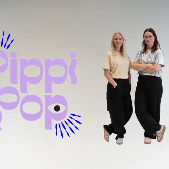 Billedet viser to kvinder ved siden af et Pippi-pop-logo