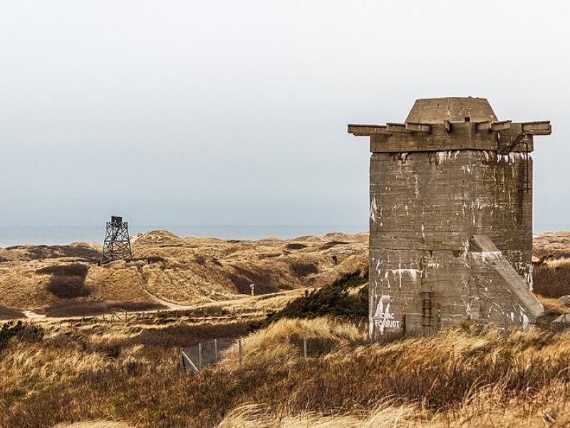 Billedet forestiller hvad der ligner et gammelt tårn der stikker op af jorden.