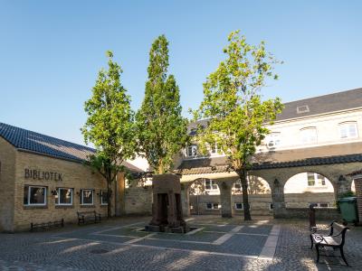 Varde Bibliotek set udefra på en sommerdag