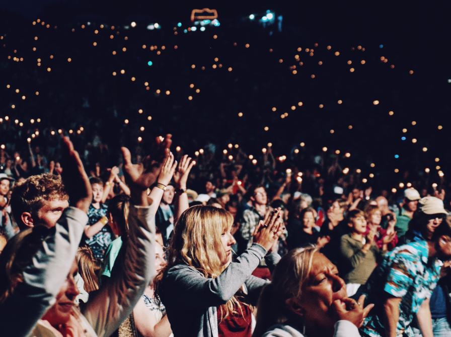 Mange mennesker til koncert